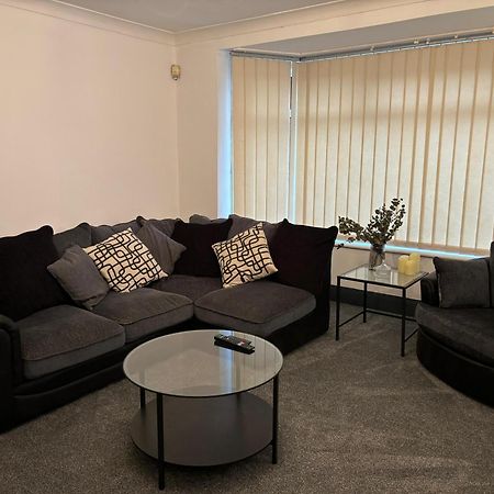 Cozy 3 Bed Home In Halifax With Secure Parking - Long & Short Stays Welcome! 외부 사진