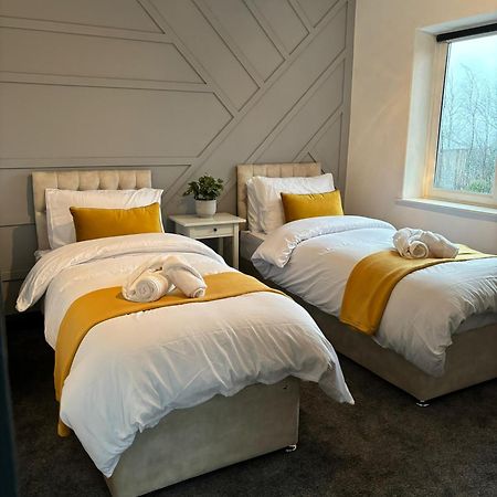 Cozy 3 Bed Home In Halifax With Secure Parking - Long & Short Stays Welcome! 외부 사진