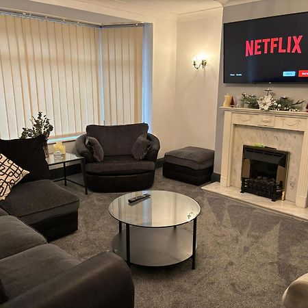 Cozy 3 Bed Home In Halifax With Secure Parking - Long & Short Stays Welcome! 외부 사진