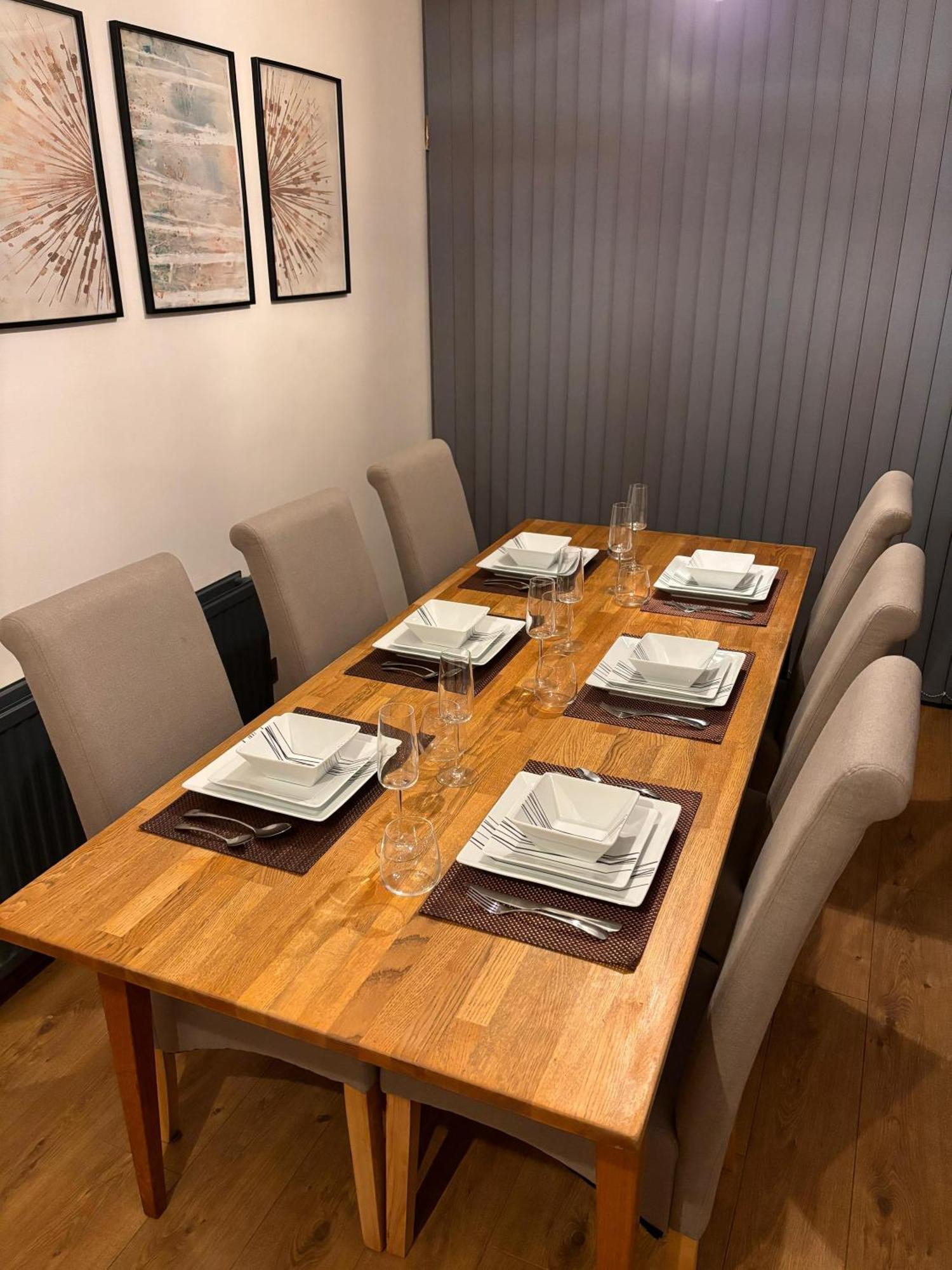 Cozy 3 Bed Home In Halifax With Secure Parking - Long & Short Stays Welcome! 외부 사진
