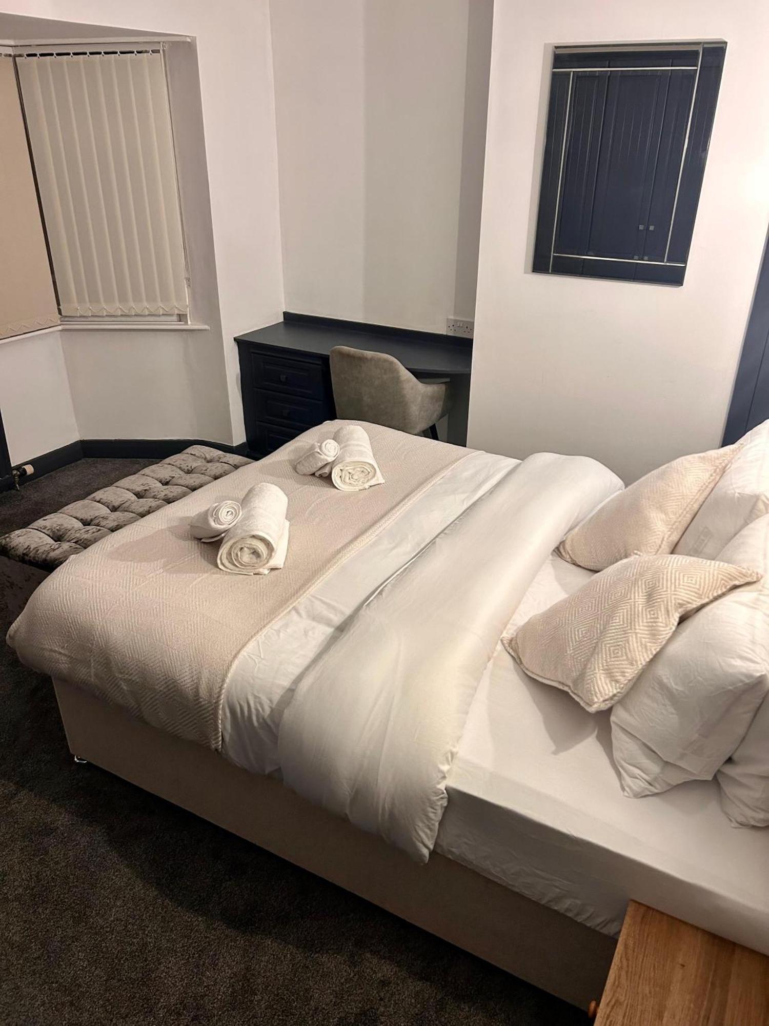Cozy 3 Bed Home In Halifax With Secure Parking - Long & Short Stays Welcome! 외부 사진