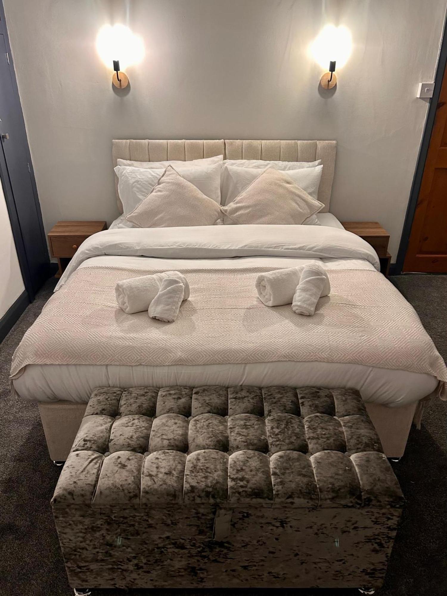Cozy 3 Bed Home In Halifax With Secure Parking - Long & Short Stays Welcome! 외부 사진