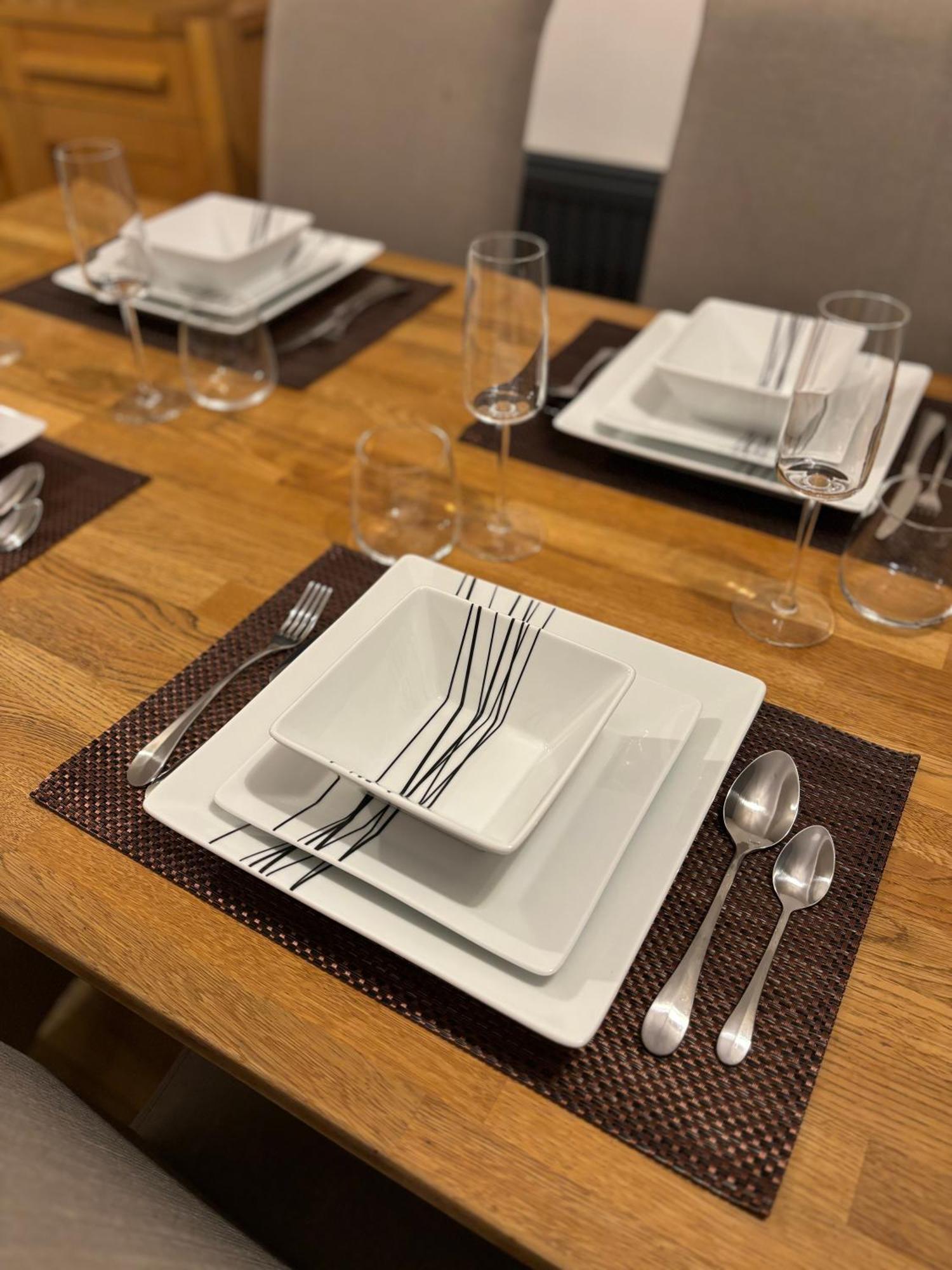 Cozy 3 Bed Home In Halifax With Secure Parking - Long & Short Stays Welcome! 외부 사진
