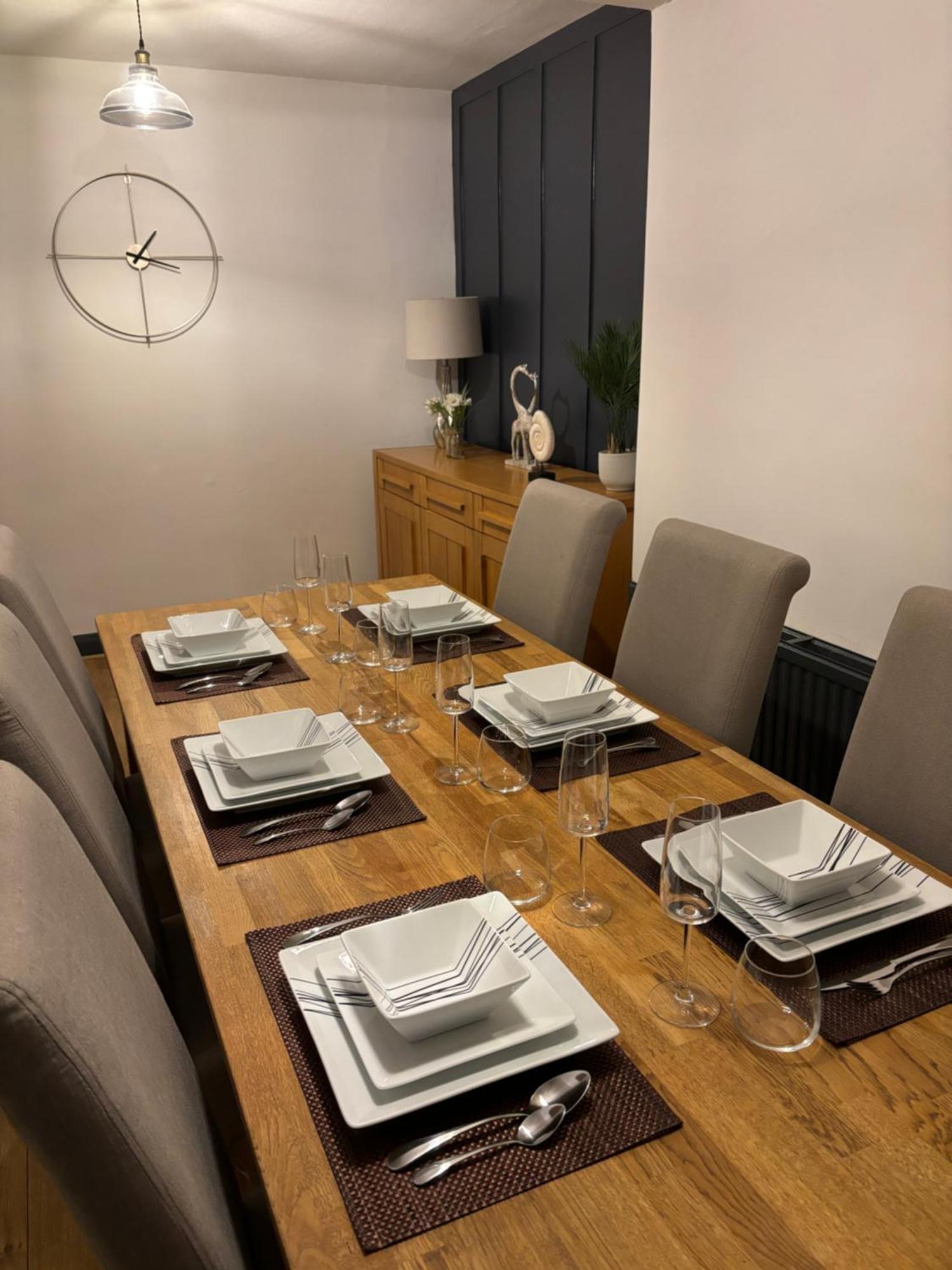 Cozy 3 Bed Home In Halifax With Secure Parking - Long & Short Stays Welcome! 외부 사진