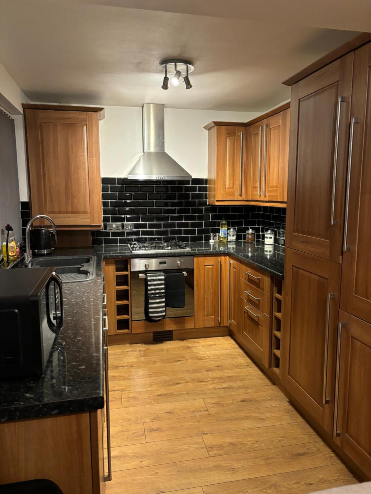 Cozy 3 Bed Home In Halifax With Secure Parking - Long & Short Stays Welcome! 외부 사진