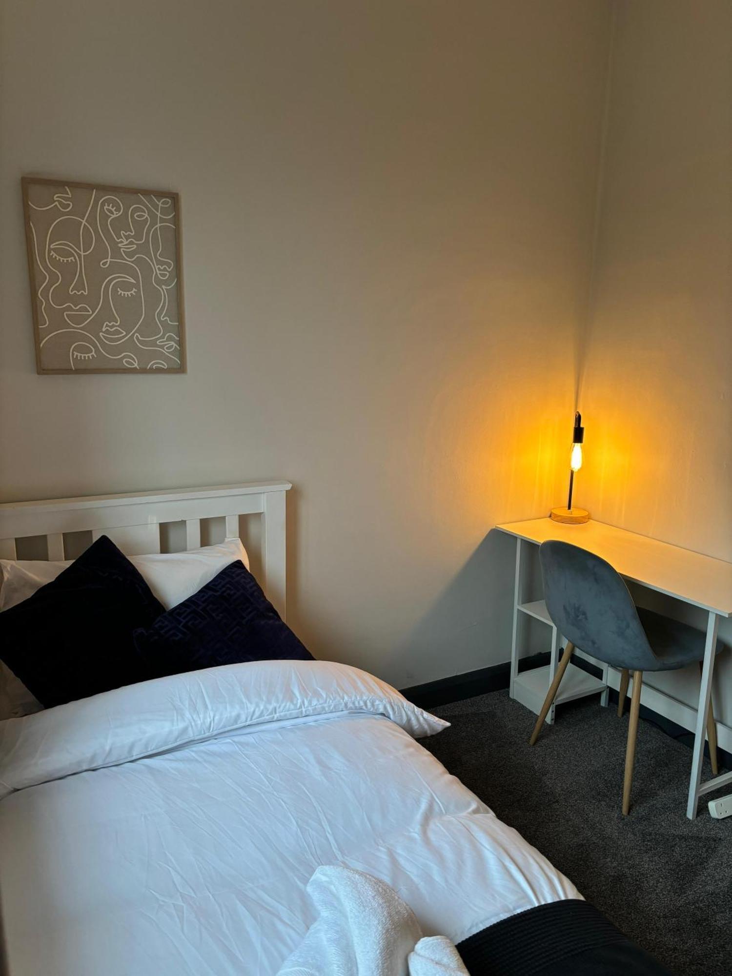 Cozy 3 Bed Home In Halifax With Secure Parking - Long & Short Stays Welcome! 외부 사진