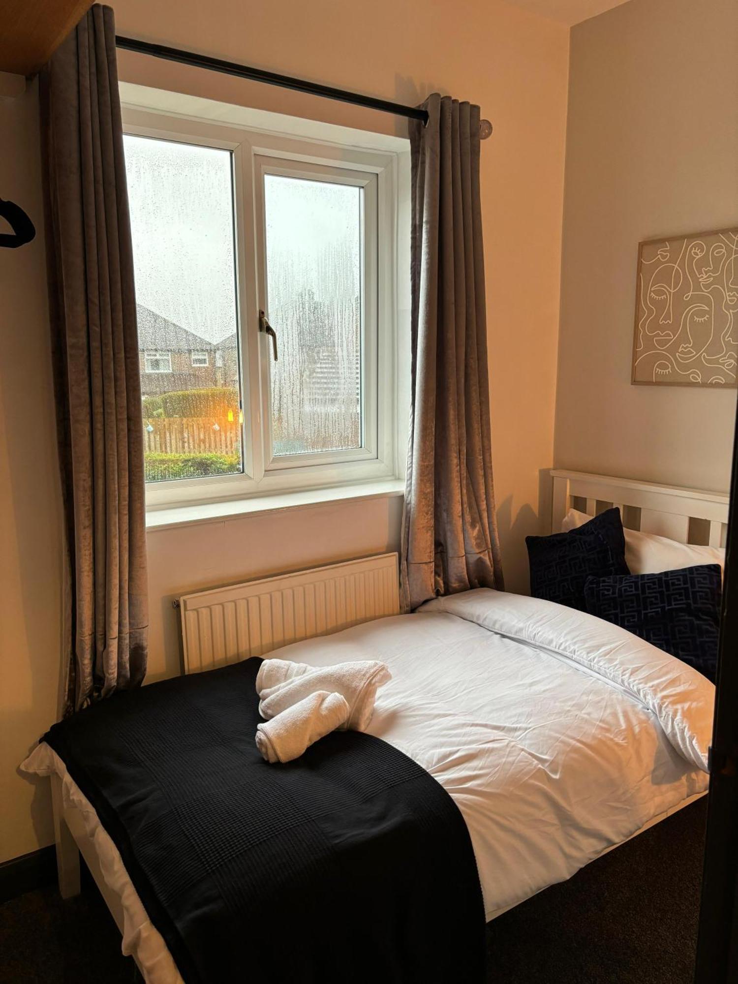 Cozy 3 Bed Home In Halifax With Secure Parking - Long & Short Stays Welcome! 외부 사진