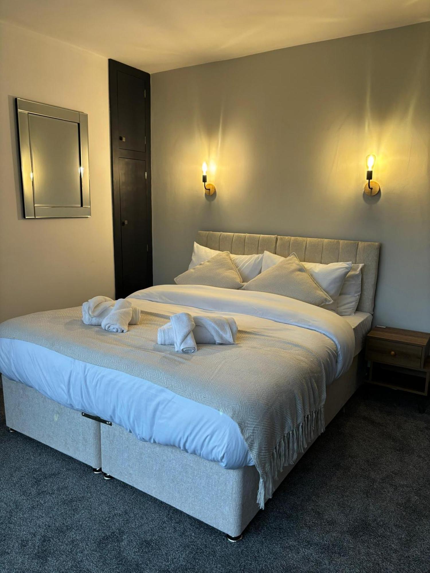 Cozy 3 Bed Home In Halifax With Secure Parking - Long & Short Stays Welcome! 외부 사진