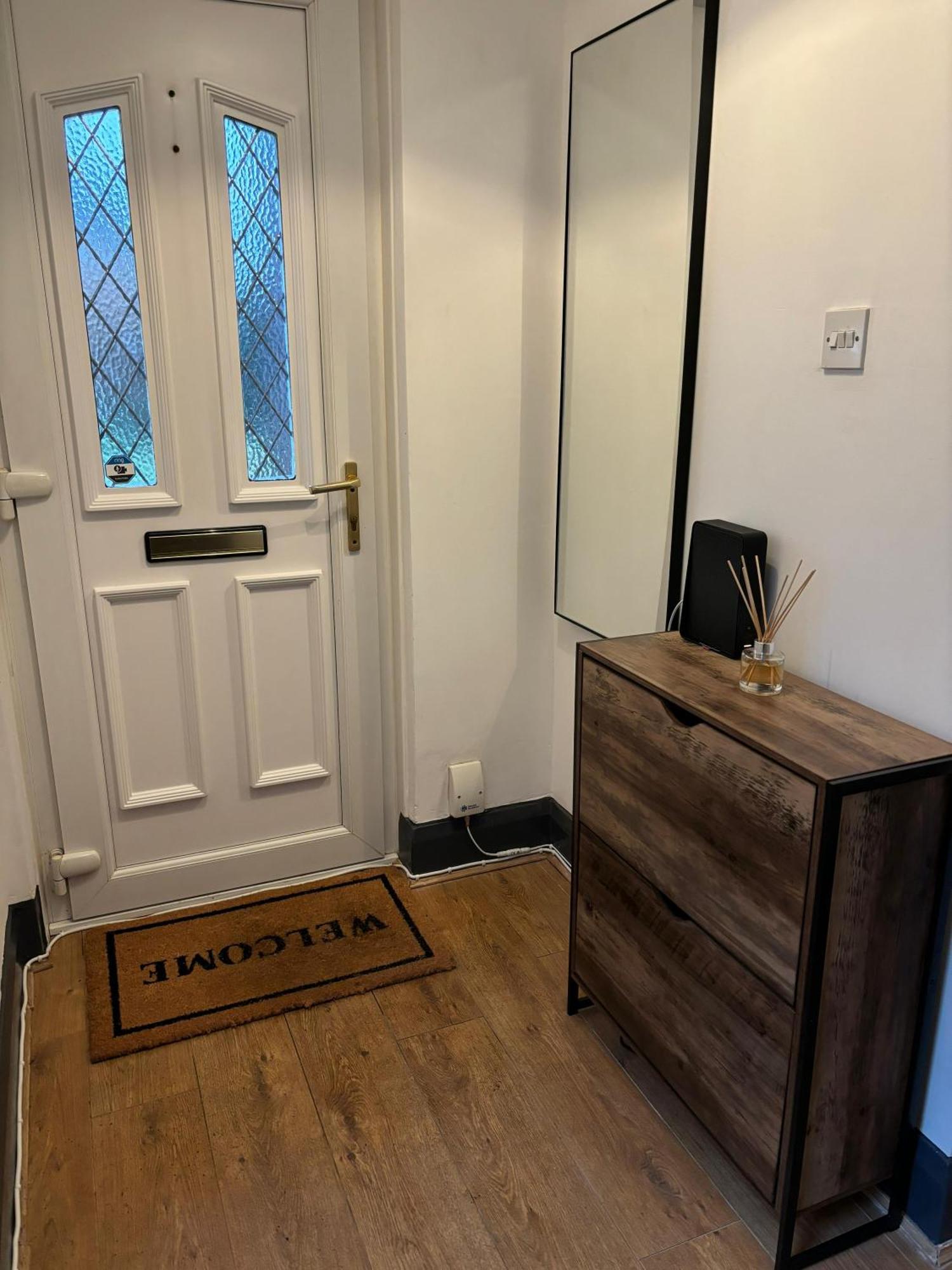 Cozy 3 Bed Home In Halifax With Secure Parking - Long & Short Stays Welcome! 외부 사진