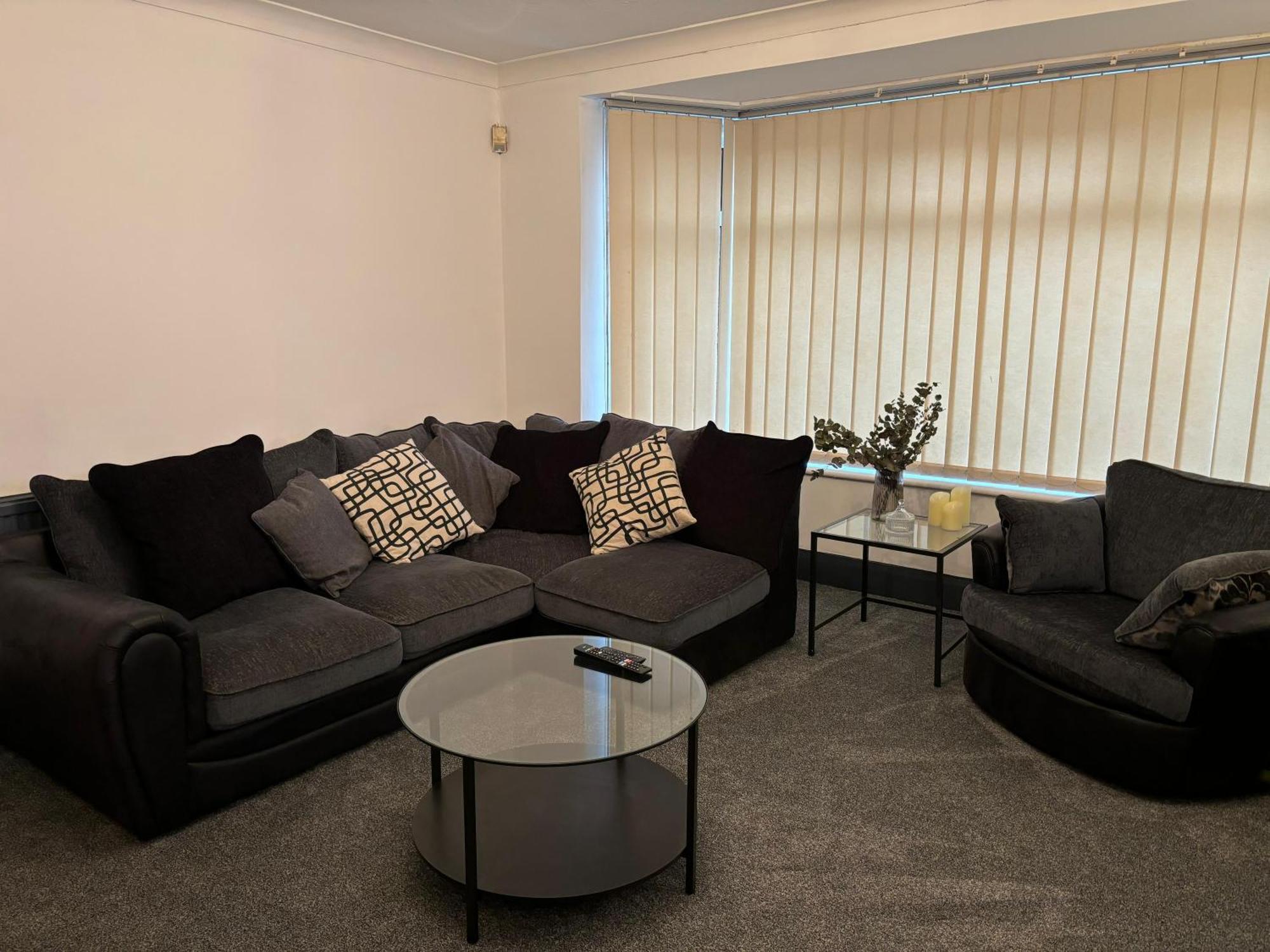 Cozy 3 Bed Home In Halifax With Secure Parking - Long & Short Stays Welcome! 외부 사진