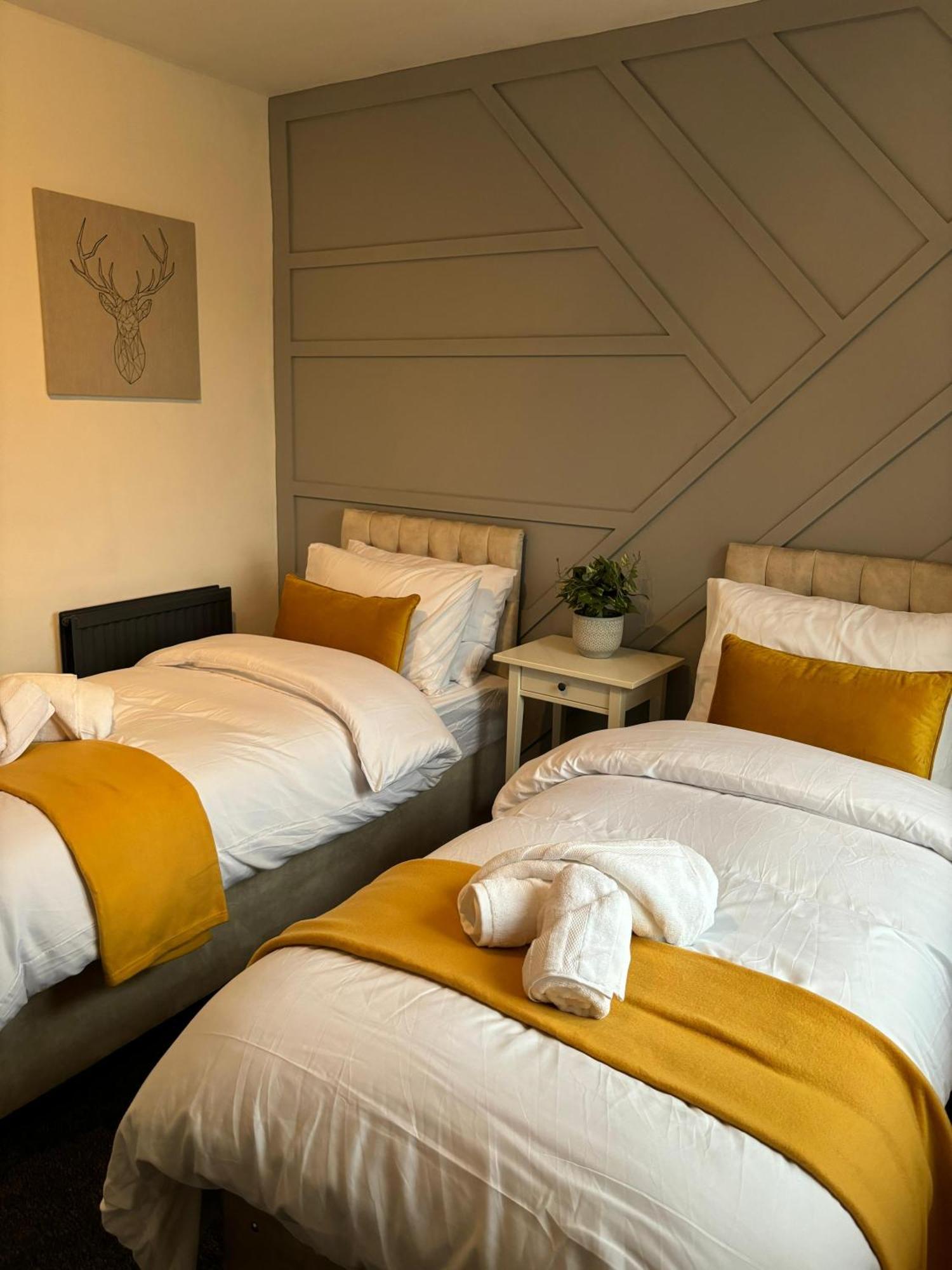 Cozy 3 Bed Home In Halifax With Secure Parking - Long & Short Stays Welcome! 외부 사진