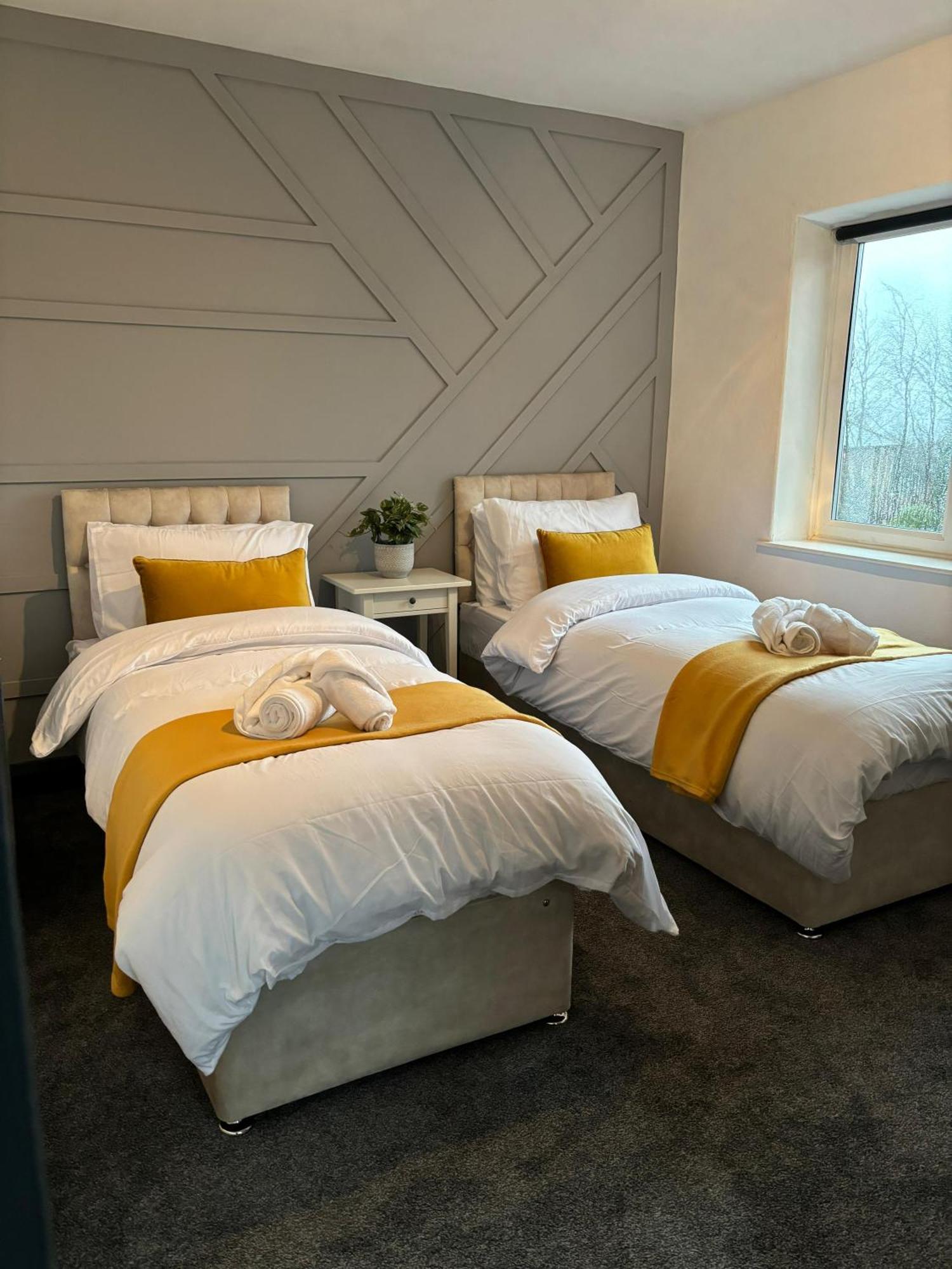Cozy 3 Bed Home In Halifax With Secure Parking - Long & Short Stays Welcome! 외부 사진