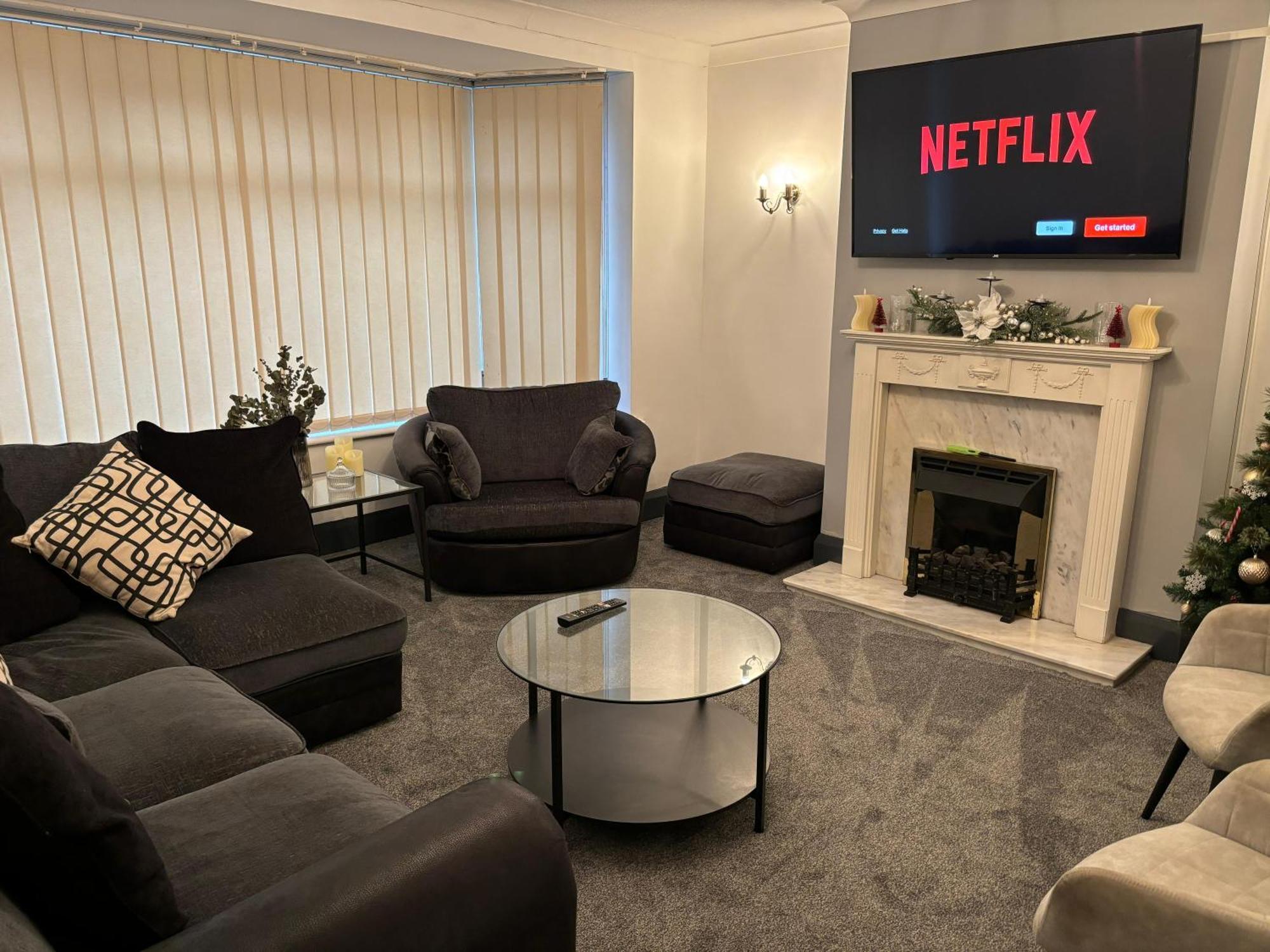 Cozy 3 Bed Home In Halifax With Secure Parking - Long & Short Stays Welcome! 외부 사진